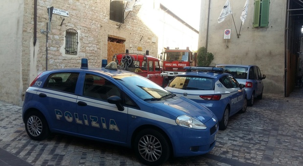 Giallo a Foligno, trentenne trovato morto in casa, disposta l'autopsia.