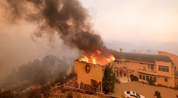 California devastata dagli incendi: evacuata Malibu, paradiso delle star