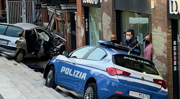 Roma, incidente a Monte Mario: volante polizia e altra auto in fondo alla scalinata, un ferito grave