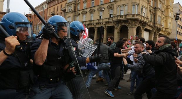 Bologna, scontri alla festa del Pd: la procura chiede due condanne e 12 assoluzioni per attivisti dei centri sociali