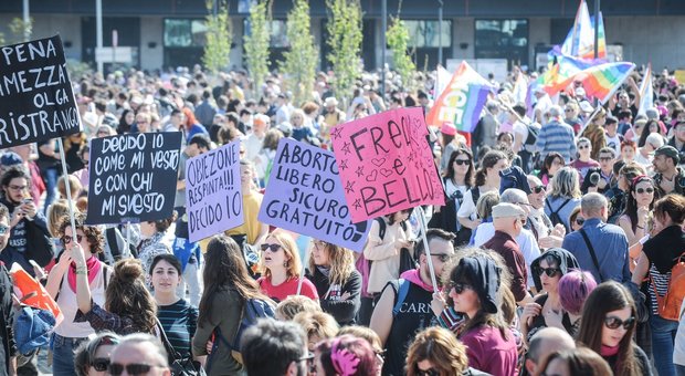 Congresso famiglie, 5mila in marcia nel contro corteo: Verona blindata