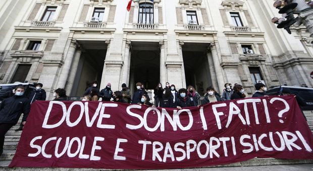 Scuola, sit-in al Ministero e proteste in tutta Italia: «Riaprire in sicurezza e vaccinare tutto il personale»
