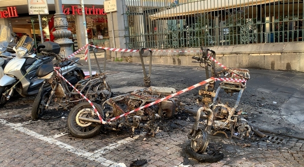 Gli scooter in fiamme