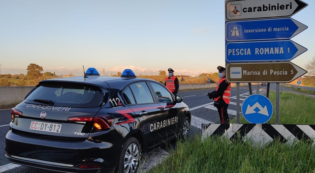 Danneggiatore seriale fermato dai carabinieri di Pescia Romana, tagliava le gomme delle auto in sosta dei bagnanti