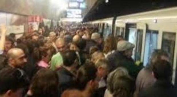 Roma, ancora disagi in metro: treno si ferma a San Giovanni, riparte dopo minacce al conducente