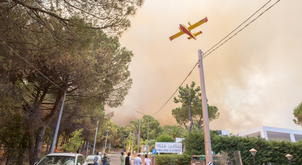 Incendio sul Vesuvio: le fiamme si propagano fino a Cava Sari