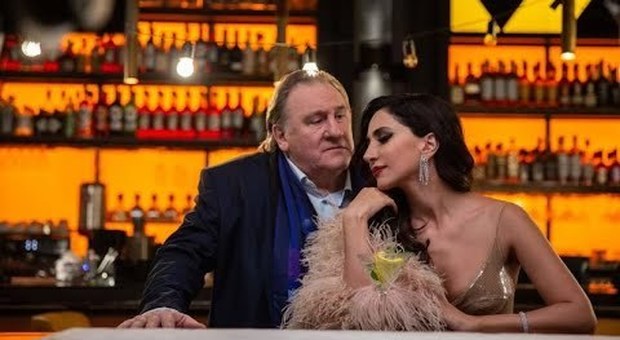 Gérard Depardieu a Capodanno irrompe alla tv russa cantando "Parole parole"