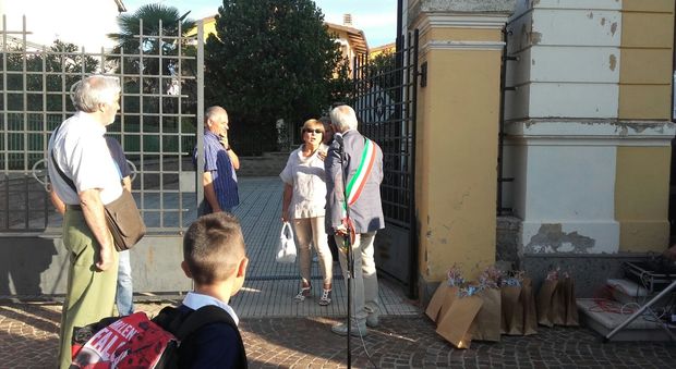 Castel Sant'Elia, «Lei qui non entra»: sindaco cacciato dalla preside il primo giorno di scuola, bambini salutati sul cancello