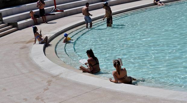 Caldo anomalo a Milano, le piscine già aperte da domani (Fotogramma)