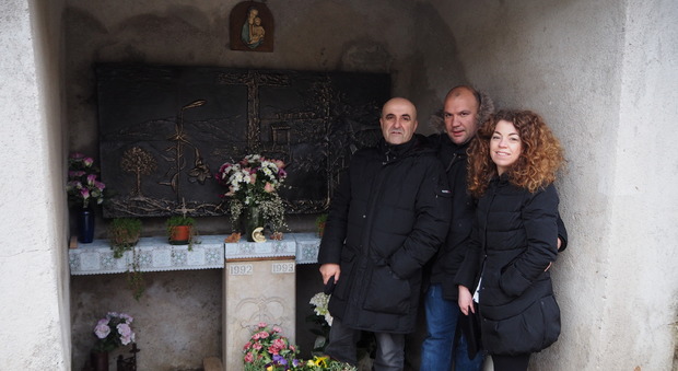 Foligno, ripulito dagli Amici di Casale il Memoriale per Simone Allegretti e Lorenzo Paolucci uccisi da Luigi Chiatti