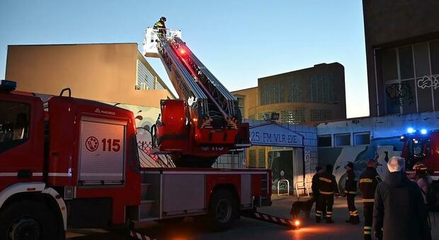 Salgono sul tetto del campus scolastico di Pesaro, 13enne precipita dal lucernaio: trasportato a Torrette