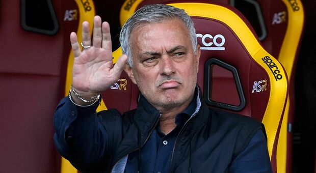 Mourinho, la telefonata interrompe la conferenza stampa ufficiale: «È il boss, devo rispondere...» VIDEO