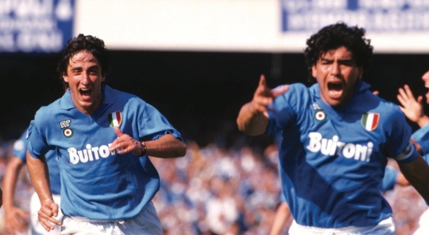 Nando De Napoli e Diego Maradona in una partita del campionato '87-'88
