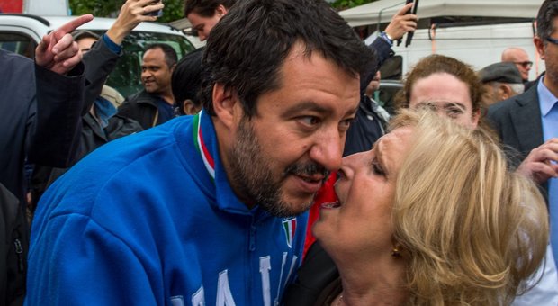 Matteo Salvini, durante un selfie con Sergio Tommasini, candidato del centrodestra a Sanremo