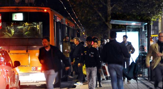 Marocchino molesta una ragazza incontrata sul bus: l'ha seguita in strada, fermato da un passante