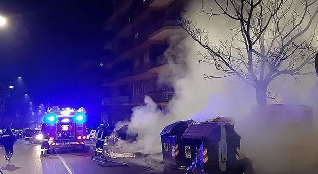 Incendiate decine di cassonetti dei rifiuti a Roma, distrutti anche auto e scooter