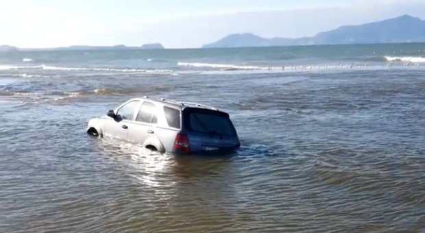 Auto in mare alla foce del fiume. Come ci è arrivata lì? VIDEO