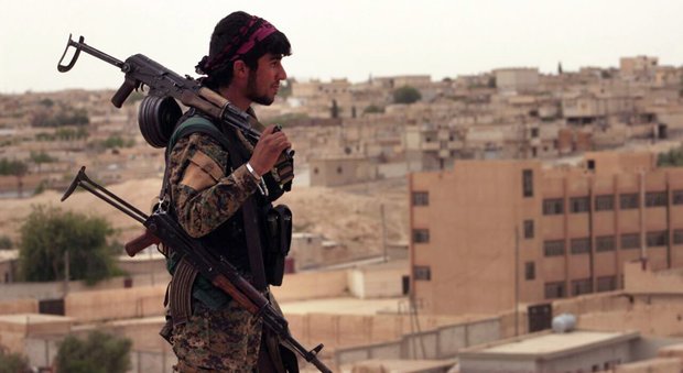 Isis, la coalizione curdo-americana entra a Raqqa: jihadisti in fuga