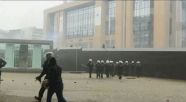 Bruxelles, scontri tra pro migranti ed estrema destra: la polizia carica i manifestanti