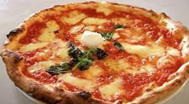 Caldoro difende la pizza napoletana: «Eccellenza unica al mondo»