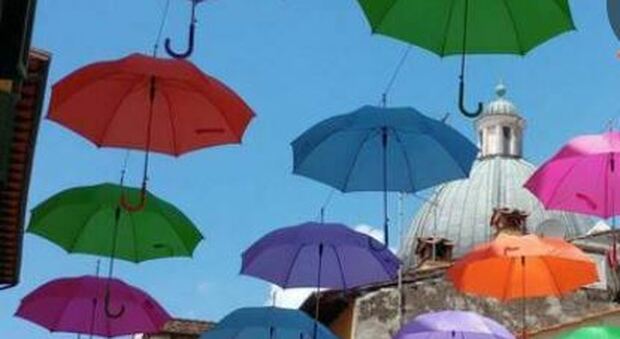 Il cielo colorato da ombrelli volanti aspettando le luminarie di Natale: ecco dove e in quali giorni