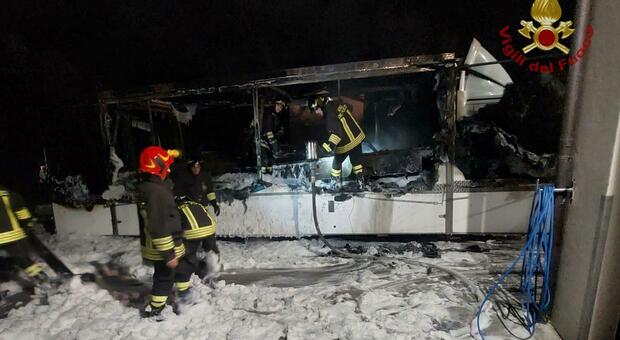 Camion carico di pesce prende fuoco a Crespano: distrutto dalle fiamme Foto