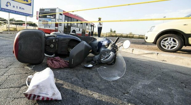 Roma, scooter contro un'auto sulla via Prenestina: morto un motociclista di 37 anni