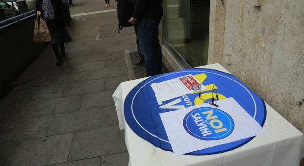 Roma, blitz contro il gazebo di Salvini: tavolini distrutti. Votano in settemila