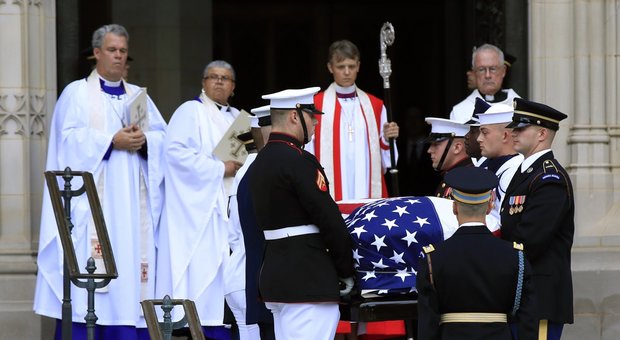 Bush e Obama al funerale di McCaine, Trump gioca a golf