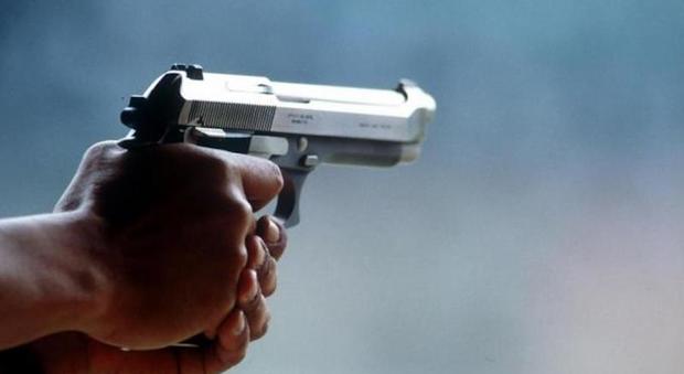 Scambiano il flash dello smartphone per una pistola, 15enne uccisa davanti agli amici