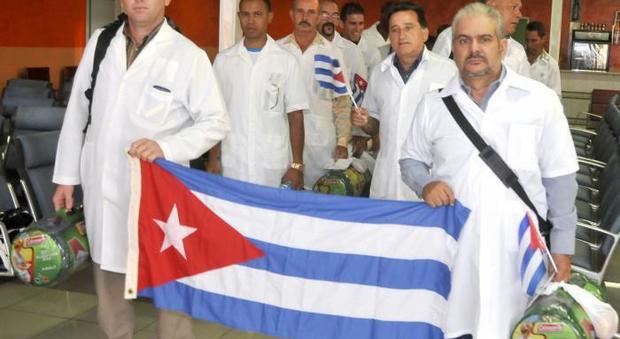 Coronavirus, da Cuba in aiuto alla Lombardia 52 medici con la foto di Fidel. «Siamo nervosi, ma pronti»