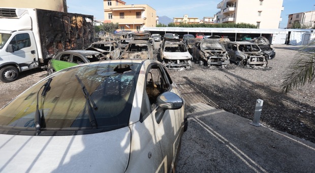 Castellammare, incendio in una concessionaria di auto: 16 veicoli carbonizzati