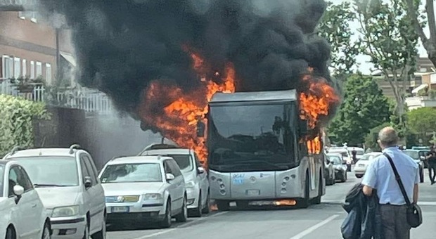 Roma choc, bus in fiamme lungo via Salaria: a fuoco anche le auto parcheggiate