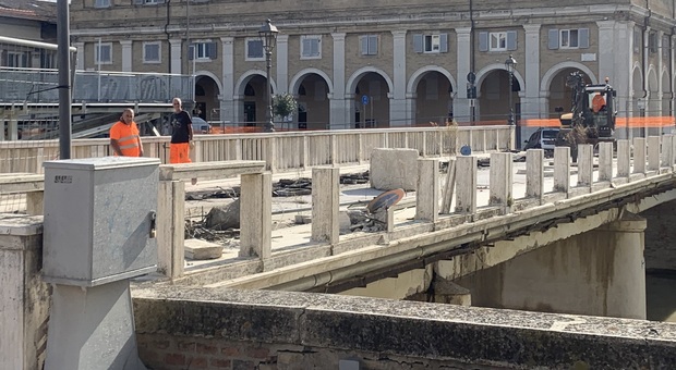 Ponte Garibaldi stop, il cavo blocca tutto. La demolizione a Senigallia deve aspettare un mese