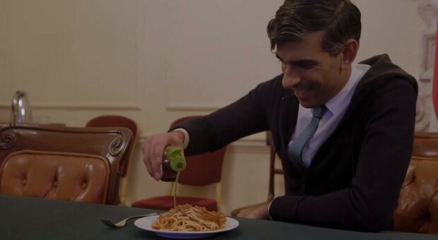 Sunak, gli spaghetti al pomodoro e quella (terribile) salsa utilizzata per condirli: cosa ha versato sulla pasta?