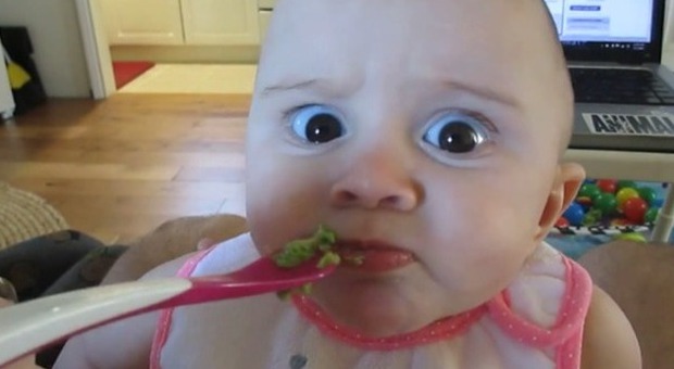 La bimba mangia l'avocado per la prima volta: la sua reazione è divertentissima