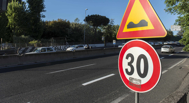 Roma, sull'Aurelia limite di velocità a 30 km l'ora per l'asfalto sollevato come Colombo e Salaria