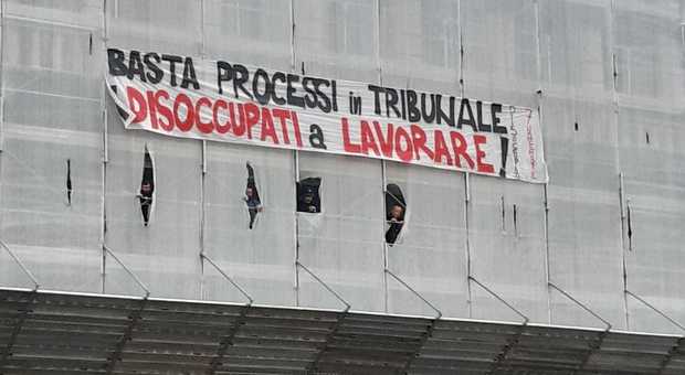 Disoccupati, a Napoli la protesta arriva sulla facciata del San Carlo
