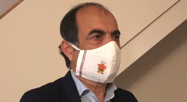 A San Gemini mascherine personalizzate: il sindaco Clementella gira con lo stemma
