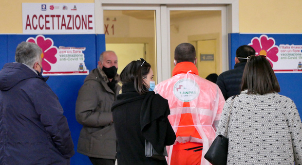 Vaccino Covid, svolta lontana ad Avellino: l'Asl cerca «somministratori»