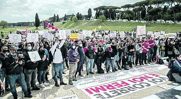 «Vogliamo riaprire» Protesta al Circo Massimo