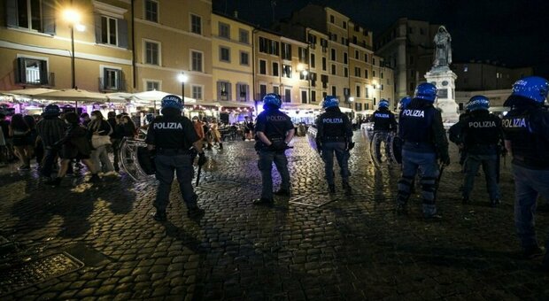 Roma, la rivolta nei quartieri: «Stop movida violenta». Via alle ronde nelle piazze