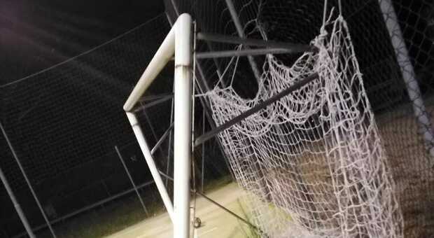 I vandali contro le aree dedicate allo sport: raid e danni nel campo di calcetto