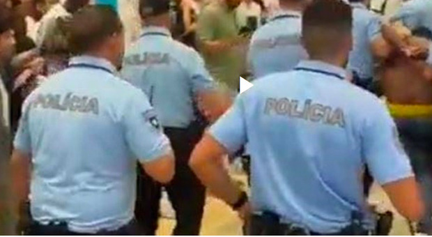 Più di dieci agenti PSP cercano di immobilizzare un uomo seminudo all'interno di un negozio Primark