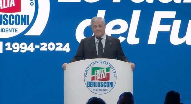 Applauso per Berlusconi e inno di Mameli, la festa dei 30 anni di Forza Italia. Tajani: «Lui ci guarda dall'alto»