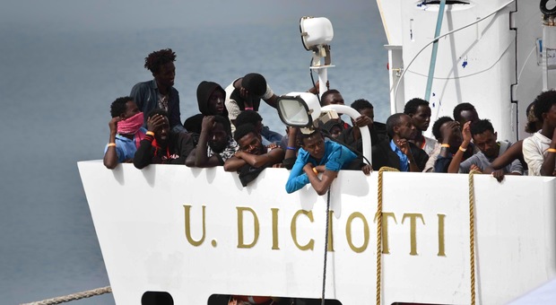 Migranti, la nave Diciotti resta bloccata tra Malta e Sicilia con 523 profughi: «Attendiamo ordini»