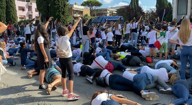 La protesta delle lavoratrici Alitalia