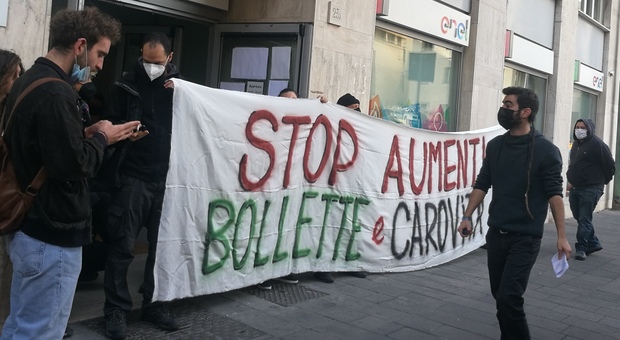 Caro bollette, la sede dell'Enel di Napoli occupata da decine di attivisti in protesta contro il carovita