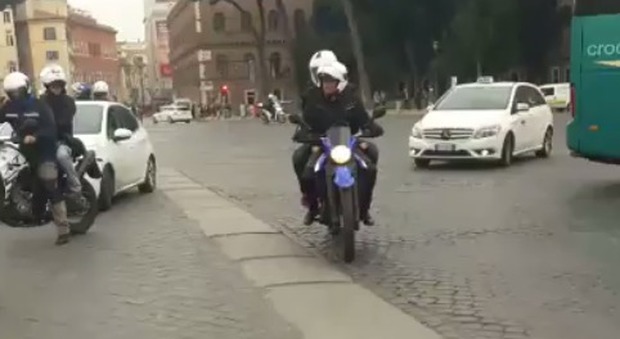 Roma, blitz antiabusivi in centro: l'assessore Meloni in moto con i vigili