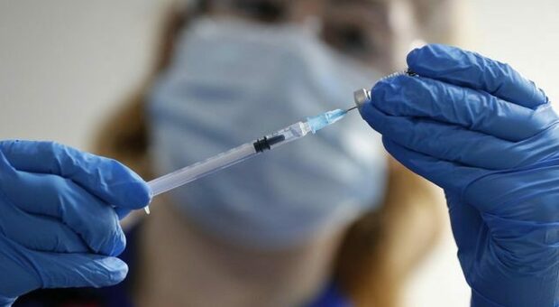 Covid, una terza dose di vaccino porta a maggiore immunità